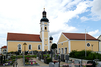 Kirche mit Friedhof 2016