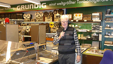 Herbert Winkler  im Tonband gerteraum bei einer Tonaufnahme  rund um den Globus