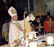 Pilgerbischof Karl Flügel segnet die Andachtsgegenstände