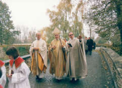 Bischof Manfred mit dem Ortspfarrer